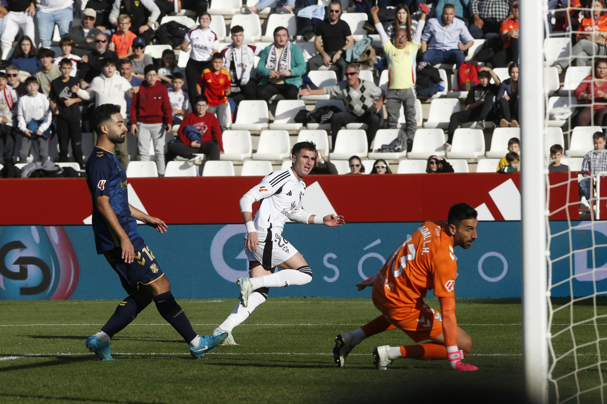 Un momento del partido disputado en el Carlos Belmonte  / JOSÉ MIGUEL ESPARCIA