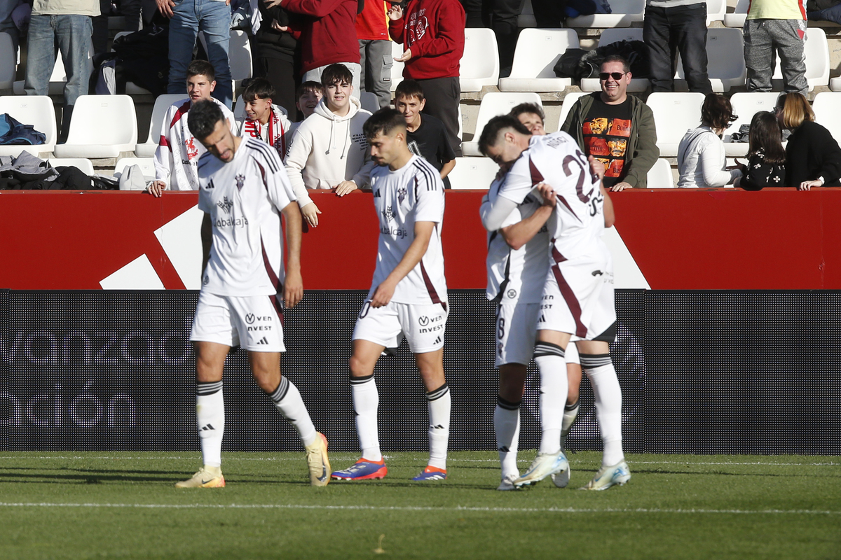 Un momento del partido disputado en el Carlos Belmonte  / JOSÉ MIGUEL ESPARCIA