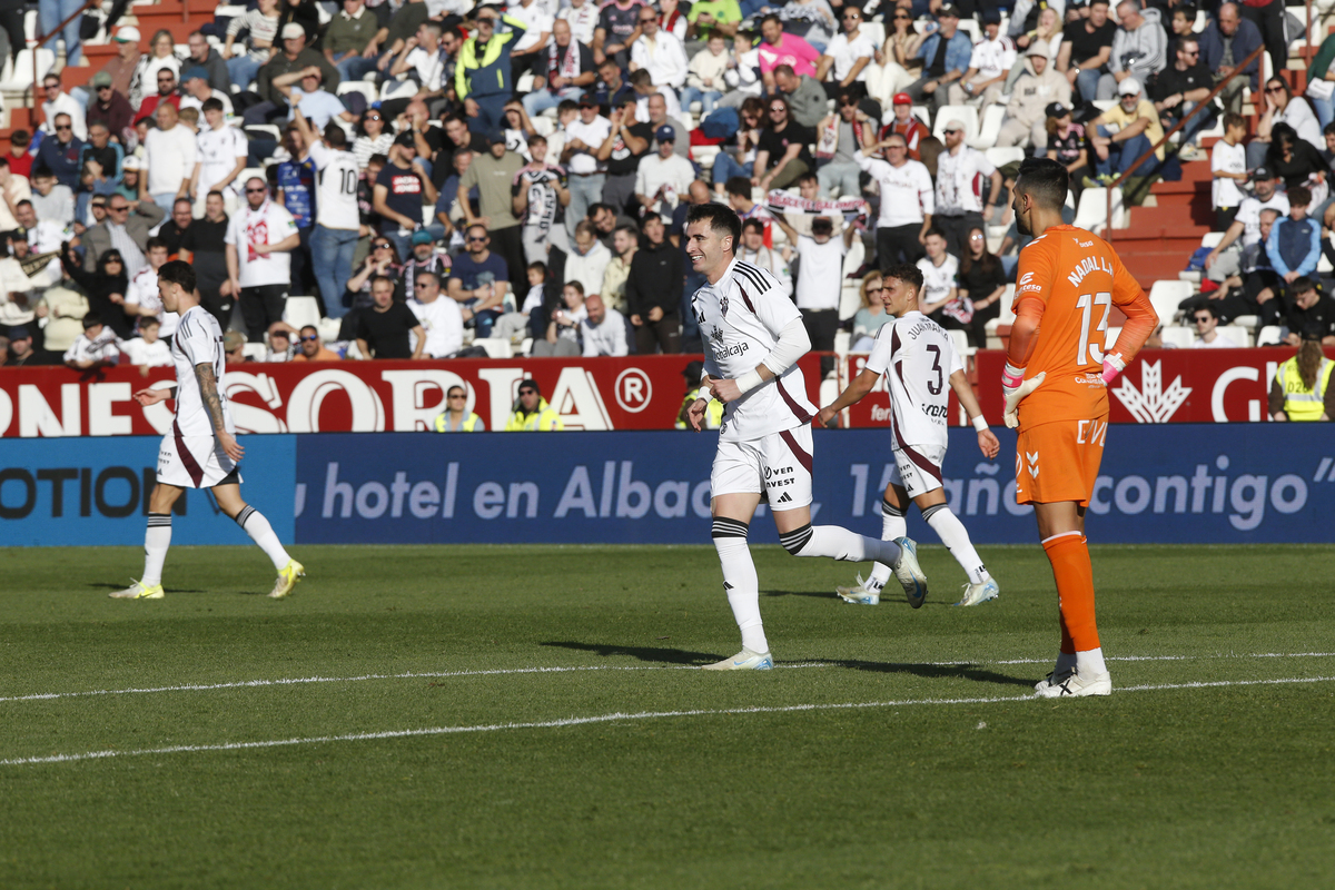 Un momento del partido disputado en el Carlos Belmonte  / JOSÉ MIGUEL ESPARCIA