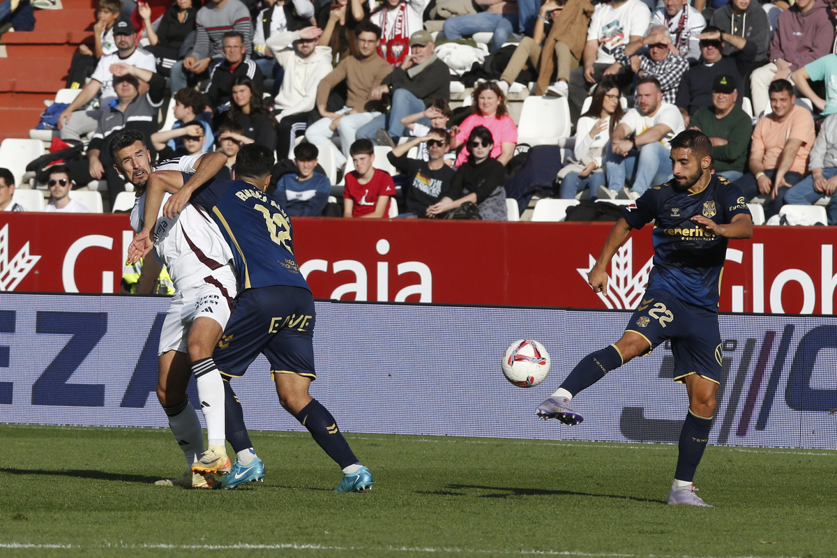 Un momento del partido disputado en el Carlos Belmonte  / JOSÉ MIGUEL ESPARCIA