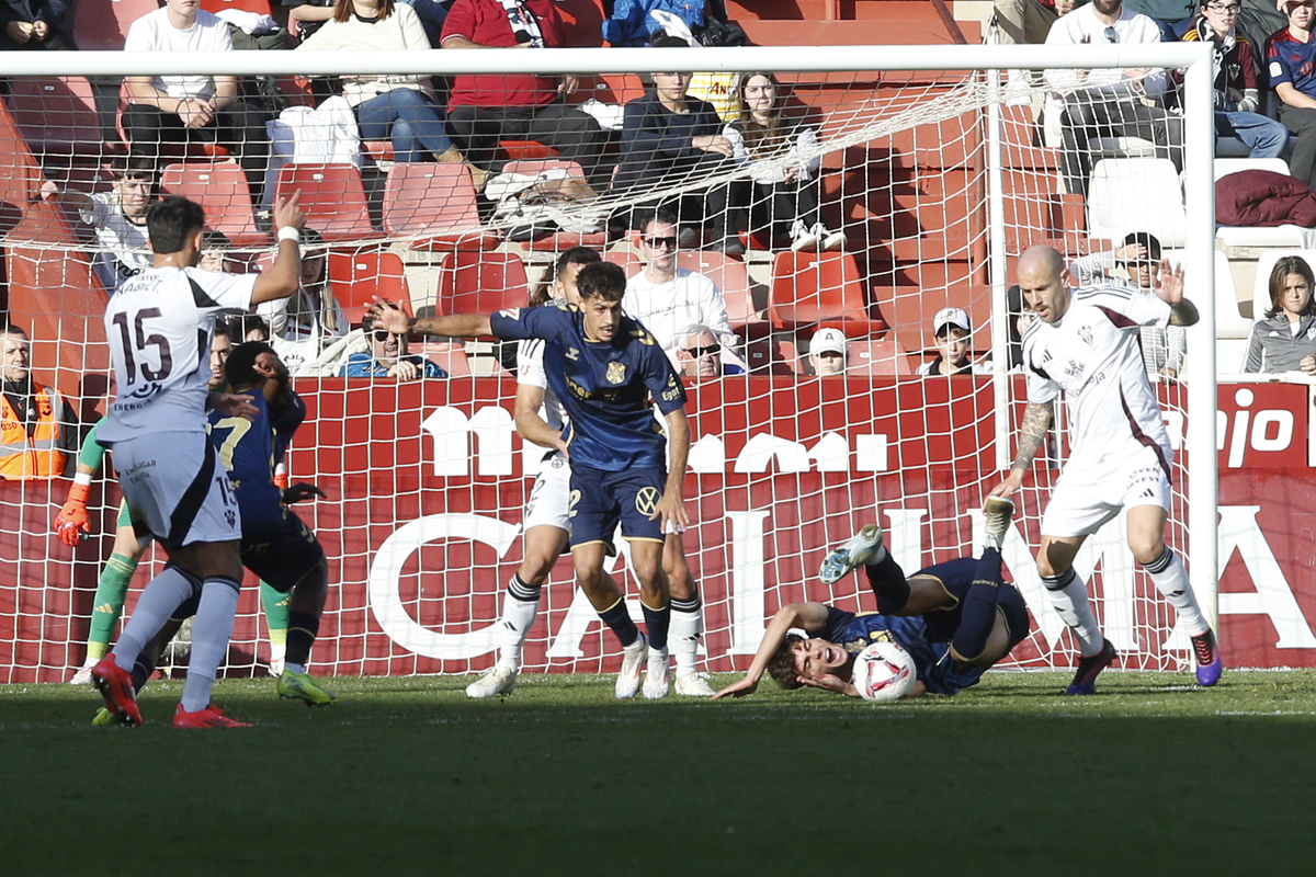 Un momento del partido disputado en el Carlos Belmonte  / JOSÉ MIGUEL ESPARCIA