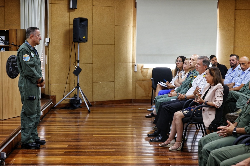 Imagen del general Maldonado durante el briefing ofrecido a la ministra de Defensa y al resto de asistentes.