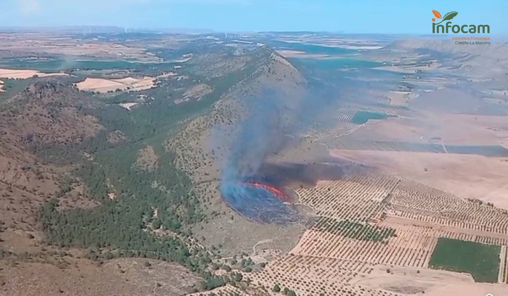 Imagen aérea del incendio declarado en Tobarra.