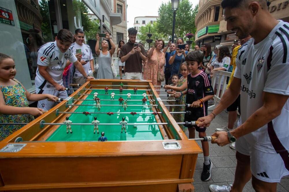 Riki y Fidel juegan al futbolín con los más pequeños.