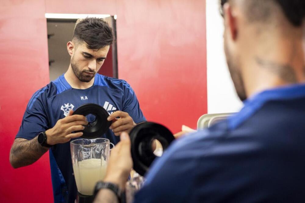 Preparando batidos y complementos vitamínicos en el vestuario del Albacete.