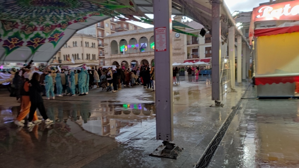 Vendaval, lluvia y frío en el primer desfile de Carnaval 