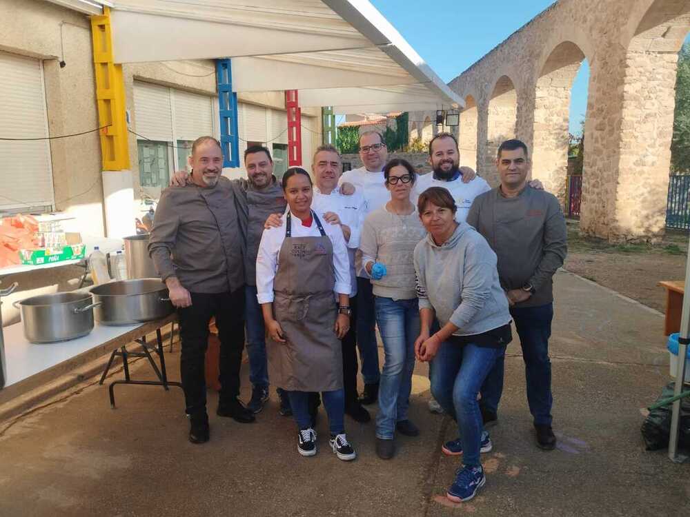 Miembros de la Apeht y Eurotoques de Castilla-La Mancha preparan comida para Letur.