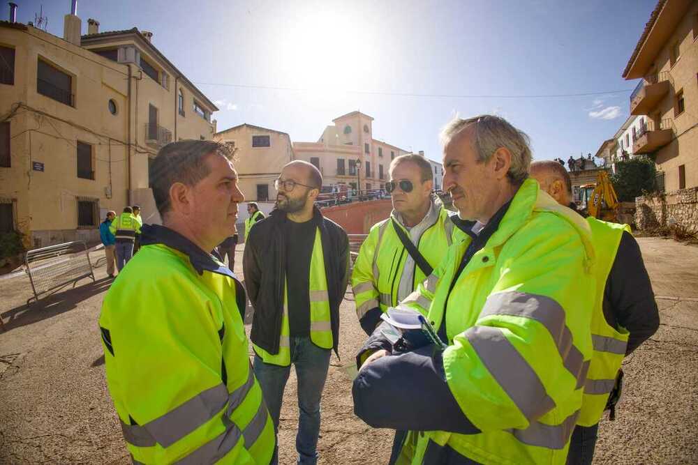 Santiago Cabañero, presidente de la Diputación, y Fernando de la Cruz, jefe de Hidrogeología.