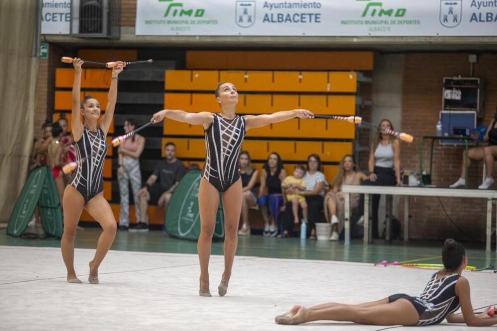 La gimnasia rítmica se exhibe en la Feria