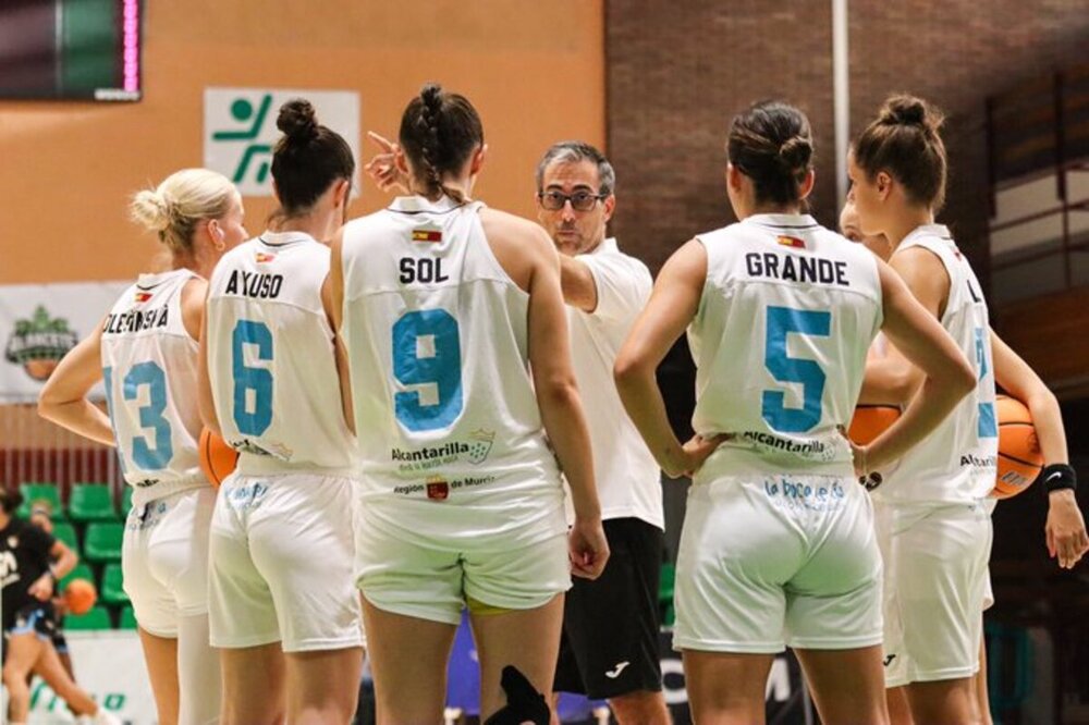 El técnico David Muñoz da instrucciones a las jugadoras del Jairis.