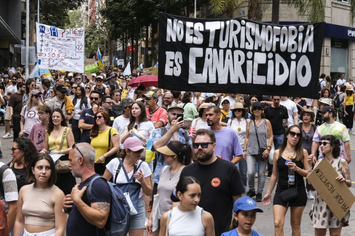 Una marea humana responde en las calles al turismo de masas en las Islas Canarias  / ALBERTO VALDÉS