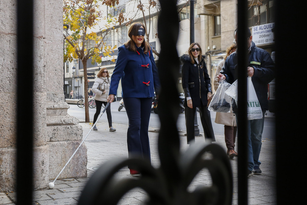 Los periodistas participan en un paseo a ciegas por la ciudad