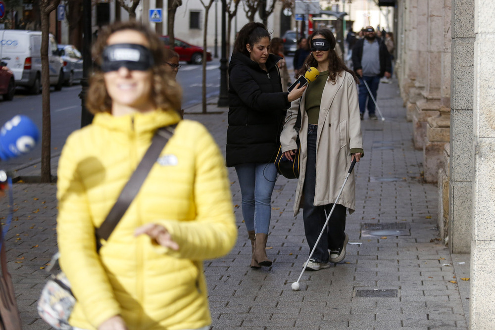 Los periodistas participan en un paseo a ciegas por la ciudad