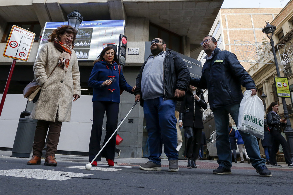 Los periodistas participan en un paseo a ciegas por la ciudad