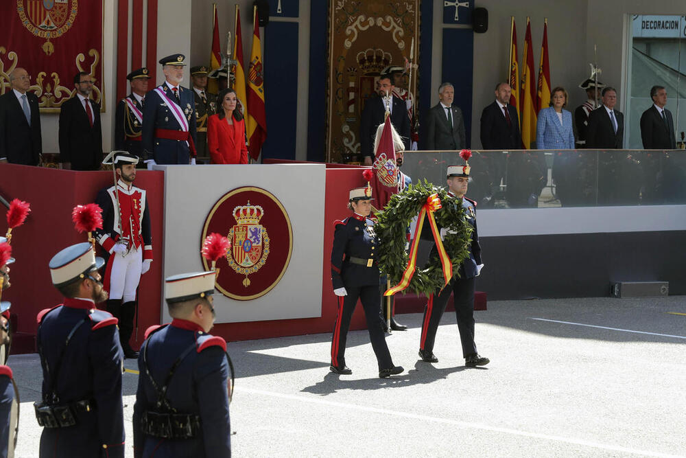 Les Rois président le défilé de la Journée des Forces armées