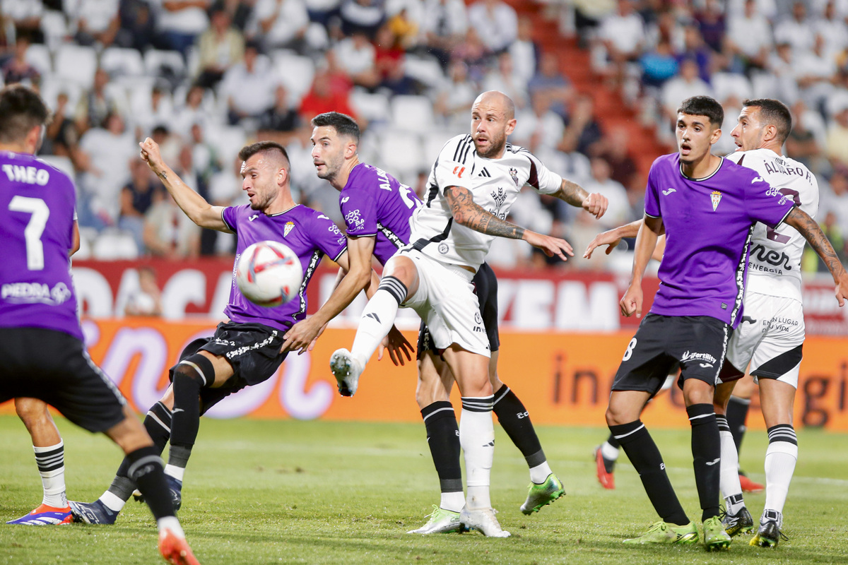 Un momento del partido disputado en el Carlos Belmonte  / JOSÉ MIGUEL ESPARCIA