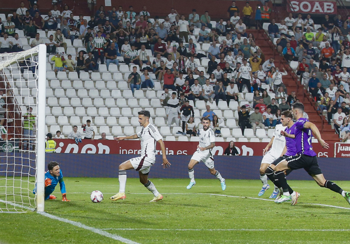 Un momento del partido disputado en el Carlos Belmonte  / JOSÉ MIGUEL ESPARCIA