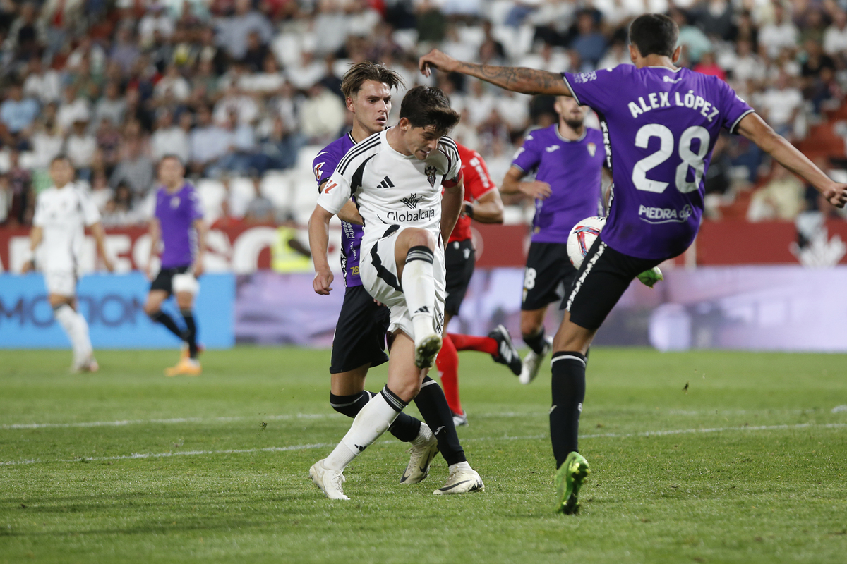 Un momento del partido disputado en el Carlos Belmonte  / JOSÉ MIGUEL ESPARCIA