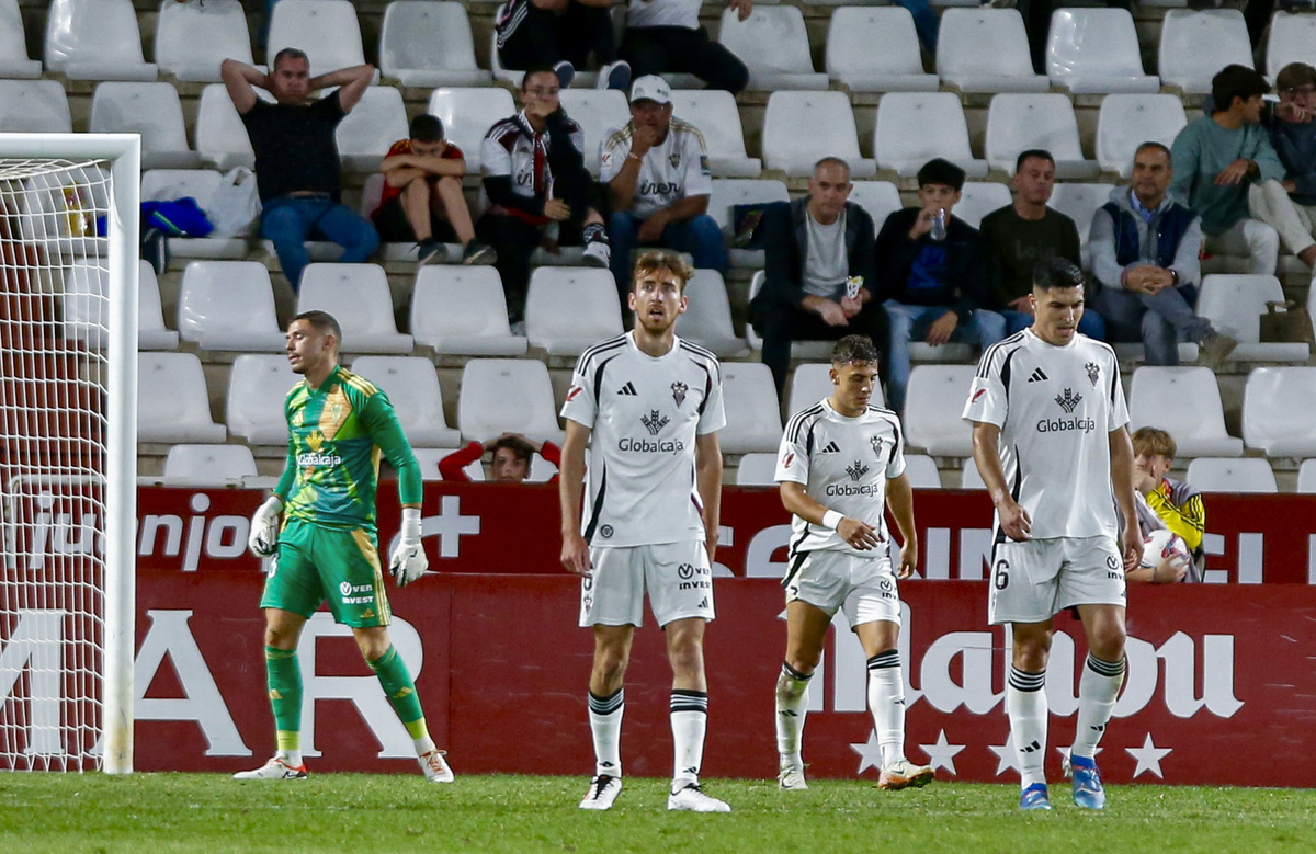 Un momento del partido disputado en el Carlos Belmonte  / JOSÉ MIGUEL ESPARCIA