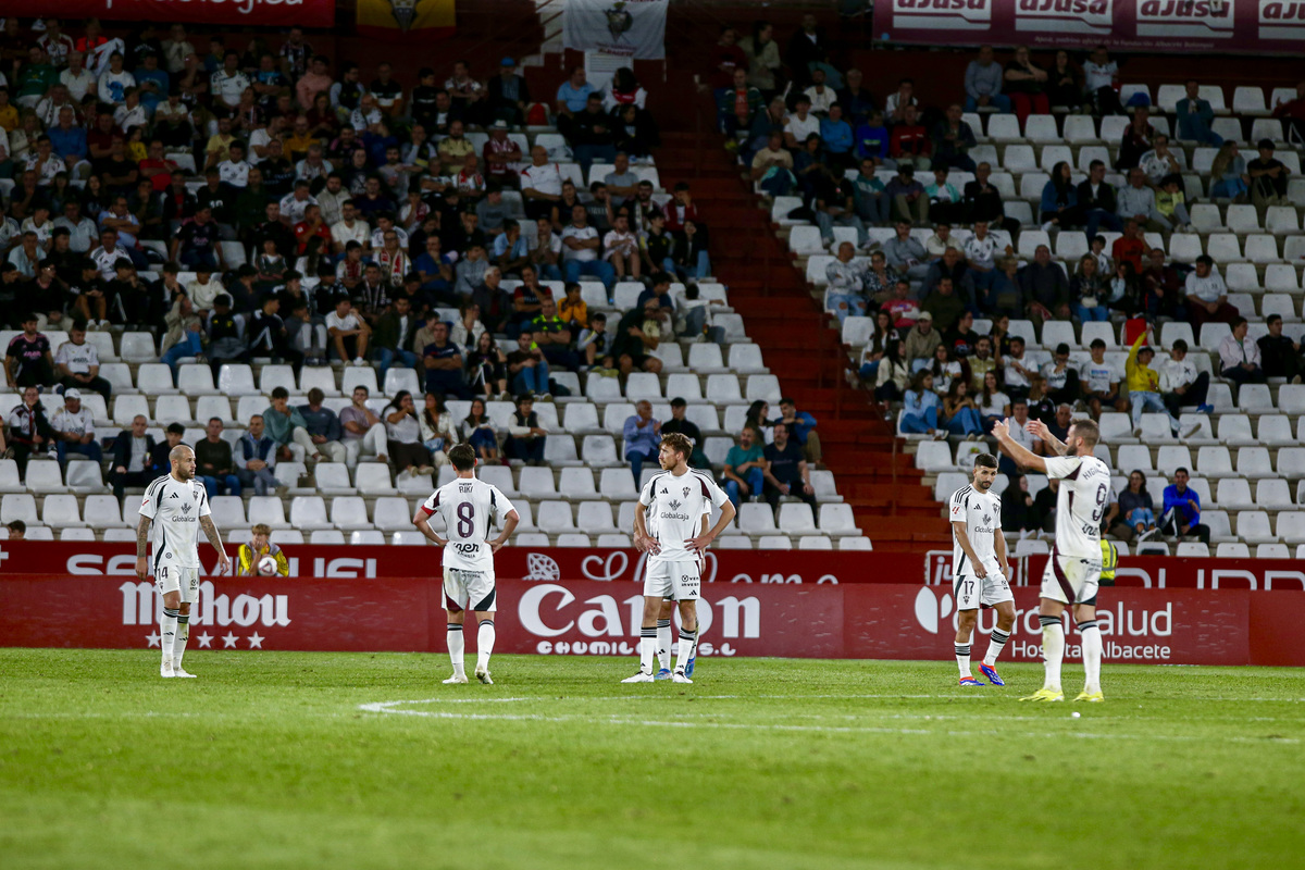 Un momento del partido disputado en el Carlos Belmonte  / JOSÉ MIGUEL ESPARCIA