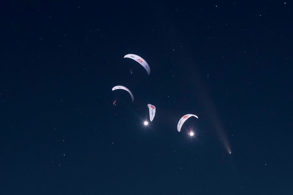 El parapentista albacetense, Horacio Llorens, volando dentro del diámetro lunar.  