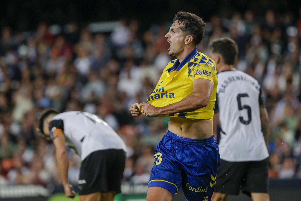 Las Palmas remonta en Mestalla y dinamita al Valencia