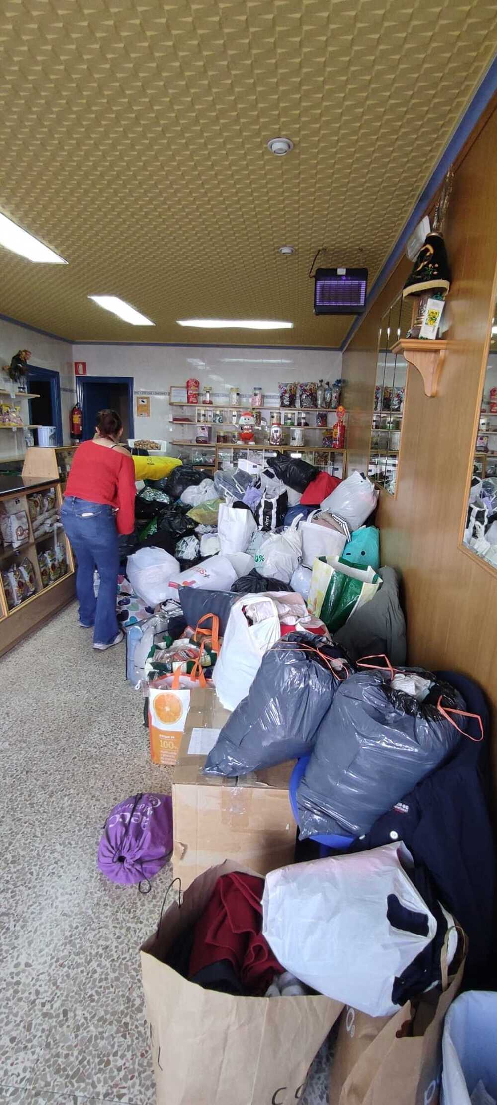 Bolsas de ropa y otros artículos donados por la población y recogidos fruto de otra solidaria iniciativa.