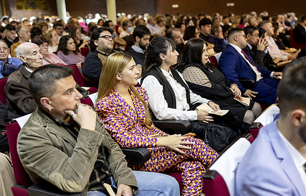 Pedro Tárraga pronuncia la lección inaugural del nuevo curso de la UNED, bajo la atenta mirada de las autoridades.