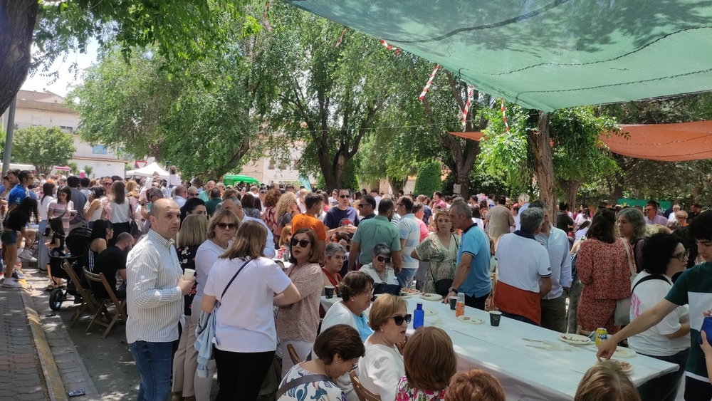 La gente apoyó el III Corte De Jamón Solidario de Chicas 10 