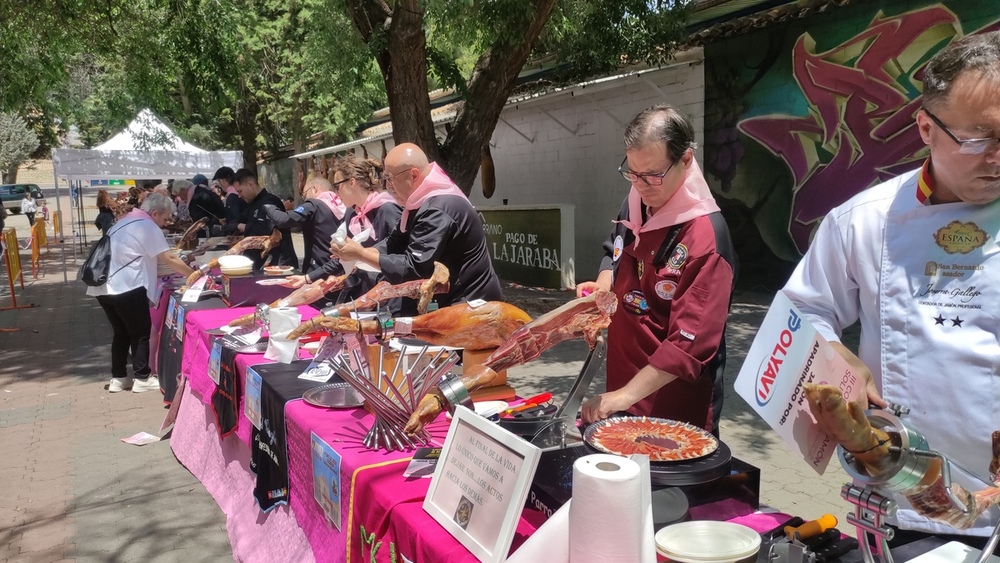 La gente apoyó el III Corte De Jamón Solidario de Chicas 10 