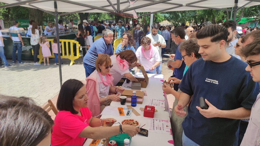 La gente apoyó el III Corte De Jamón Solidario de Chicas 10 