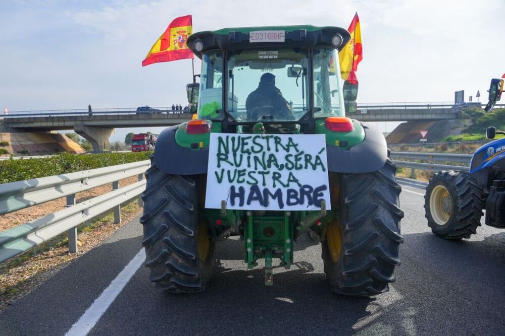 Los tractores colapsan las principales carreteras de España