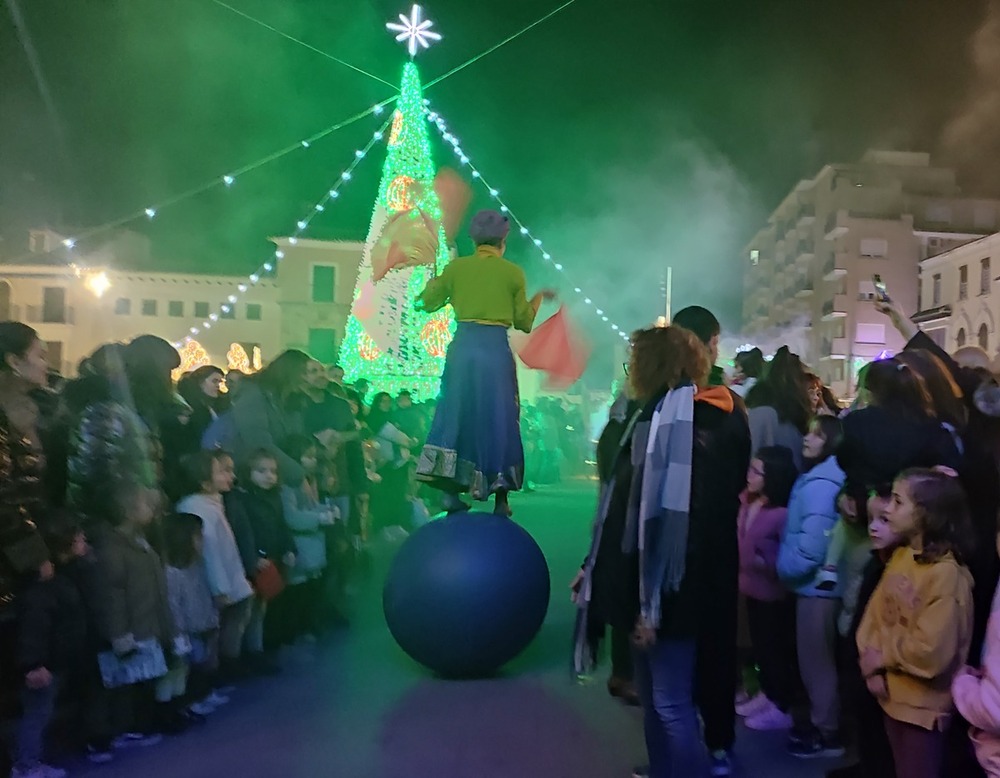 Los niños arropan la iluminación oficial del árbol de Navidad