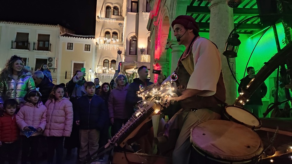 Los niños arropan la iluminación oficial del árbol de Navidad