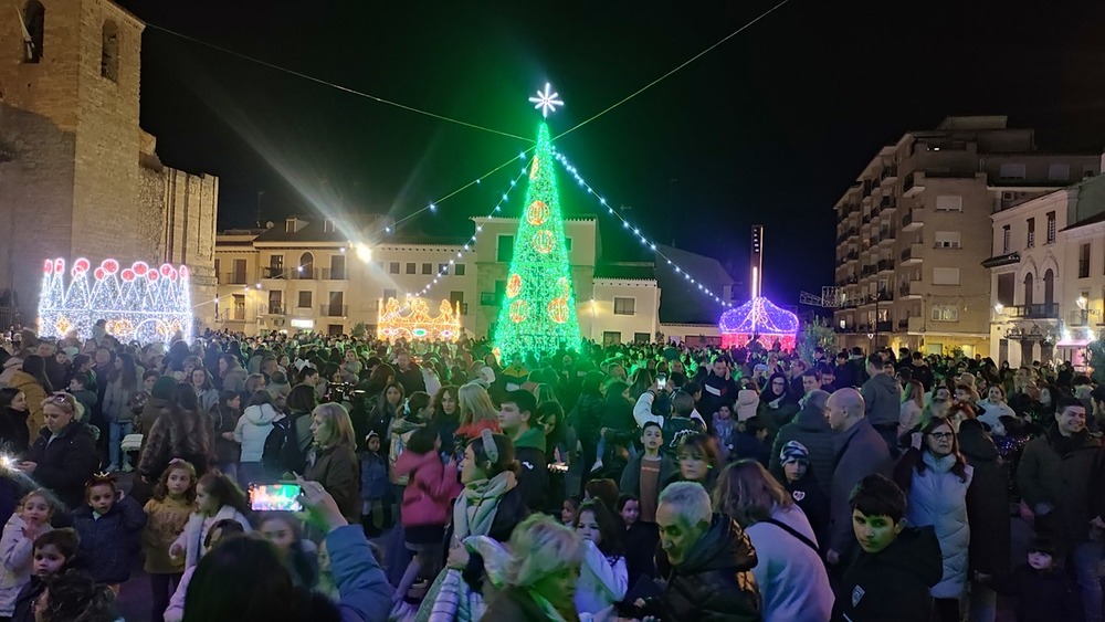 Los niños arropan la iluminación oficial del árbol de Navidad