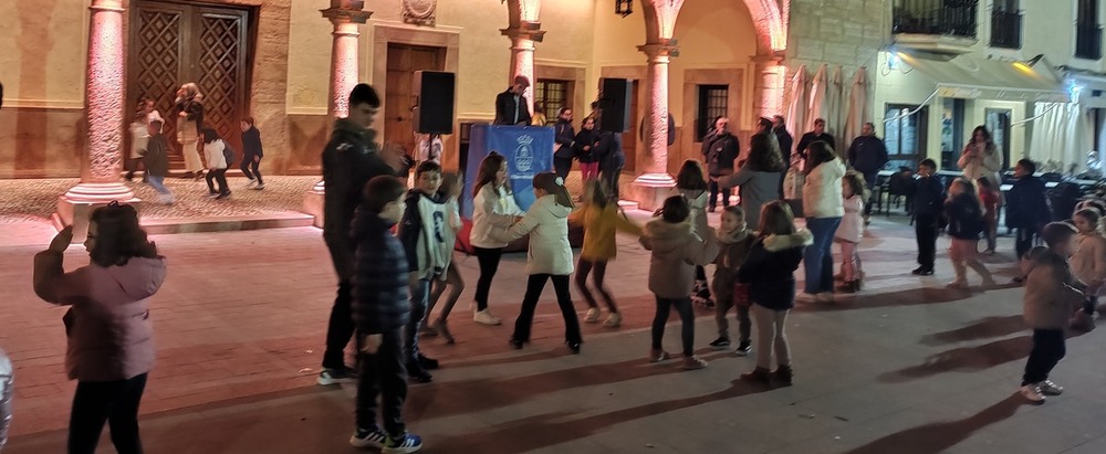 Los niños arropan la iluminación oficial del árbol de Navidad