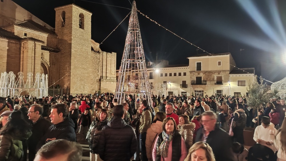 Los niños arropan la iluminación oficial del árbol de Navidad