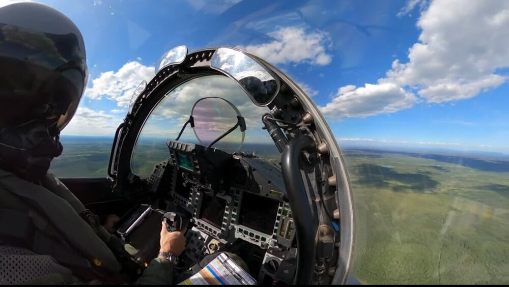 Imagen de un piloto del Ala 14, en pleno vuelo.