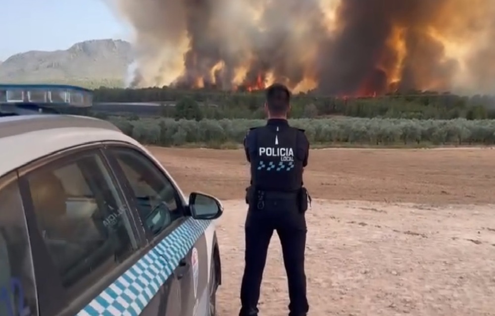 Un agente de la Policía Local de Hellín observa el fuego.