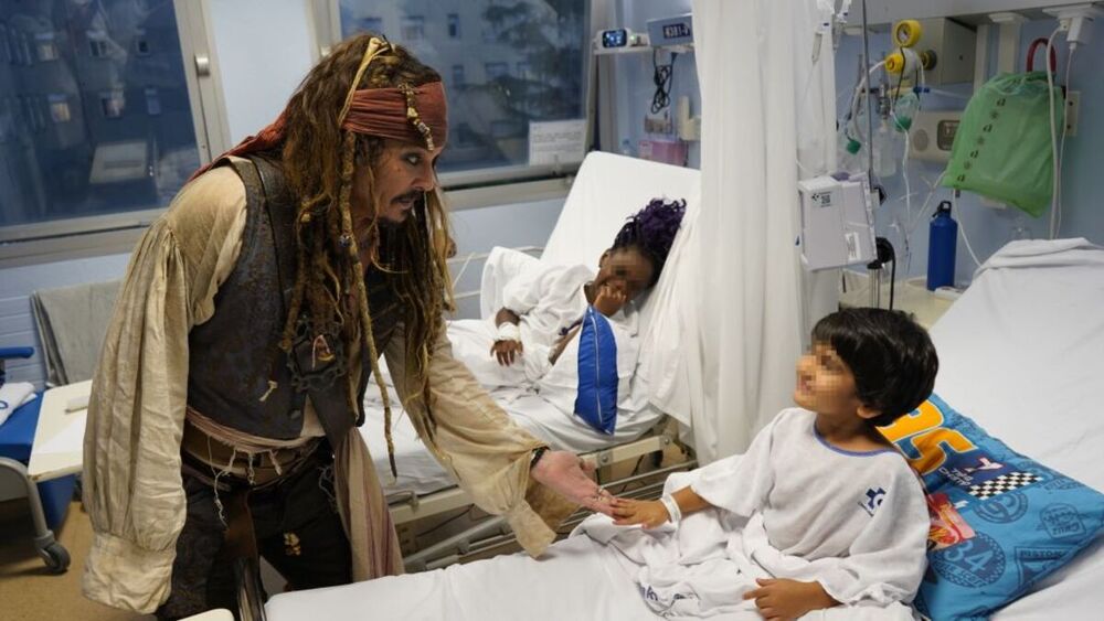 El capitán Jack Sparrow visita a los niños del hospital Donostia