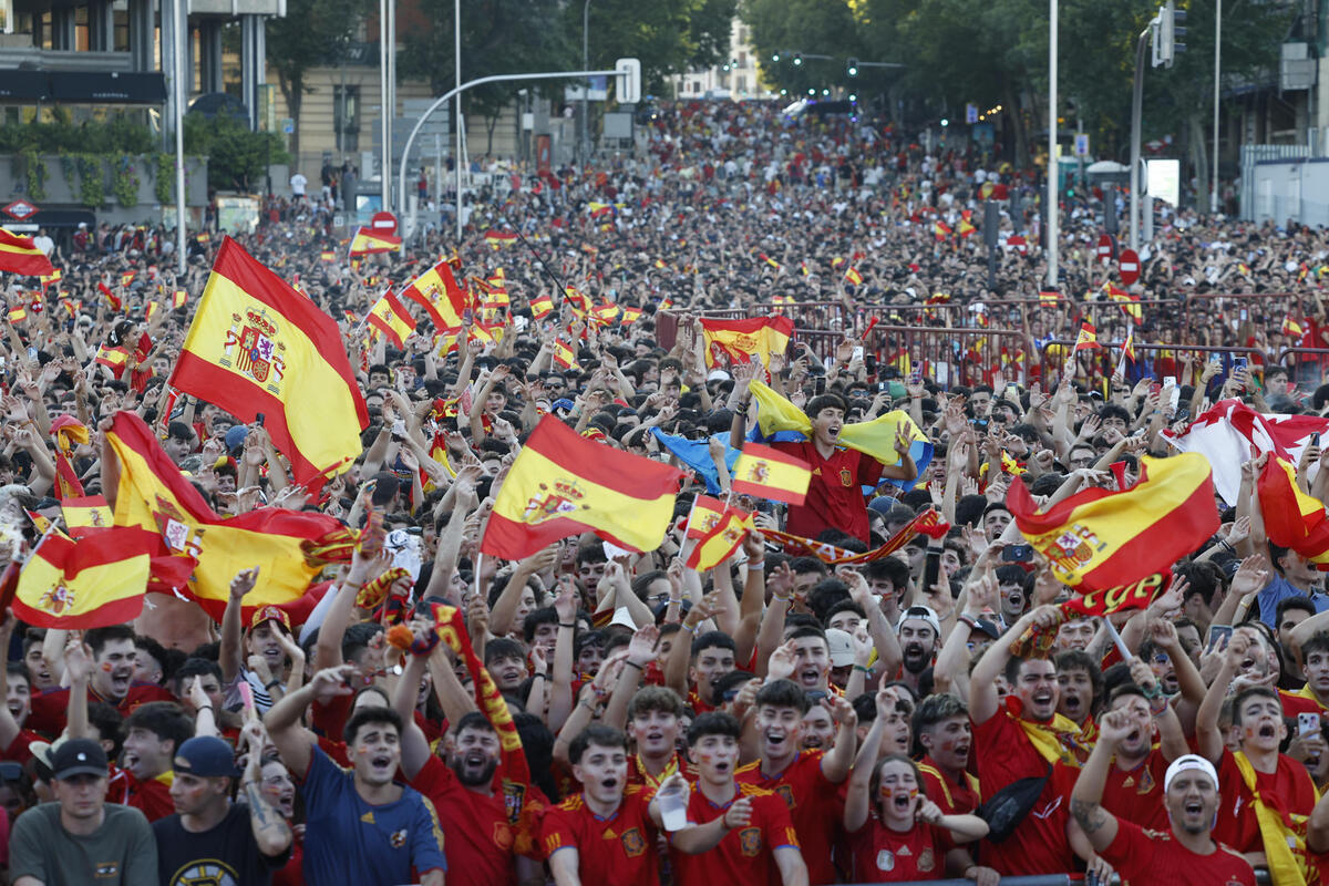 Aficionados siguen la final de la Eurocopa desde Madrid  / CHEMA MOYA