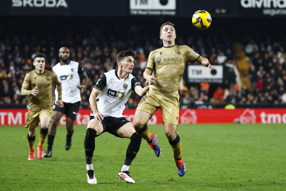 El Valencia resiste y deja de ser colista ante la Real