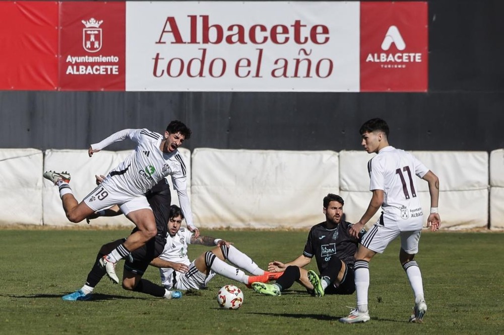 Un lance del derbi regional jugado en la Ciudad Deportiva 'Andrés Iniesta'.