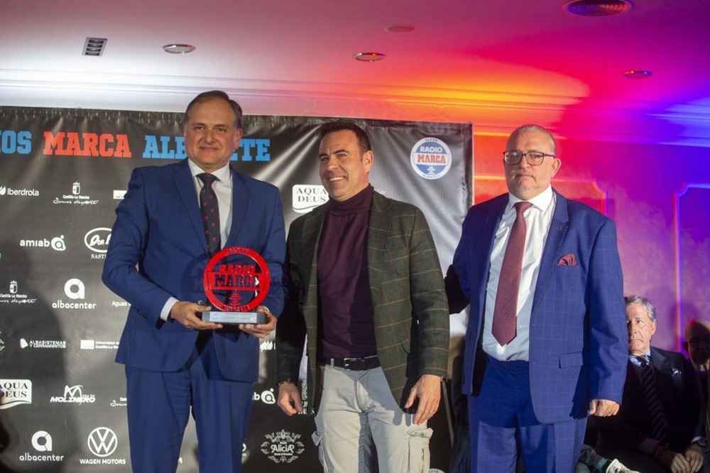 Francisco Javier Martínez recibe el premio para 'La Tribuna de Albacete' por su implicación con la ciudad. 