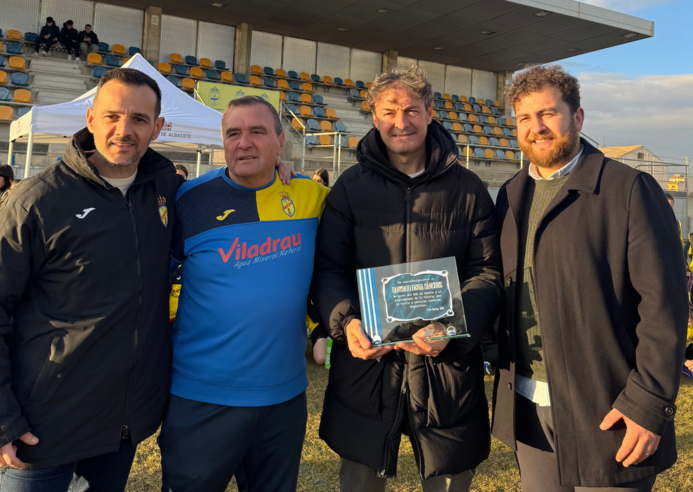 Santi Denia visitó a la Escuela de Fútbol Base de La Gineta