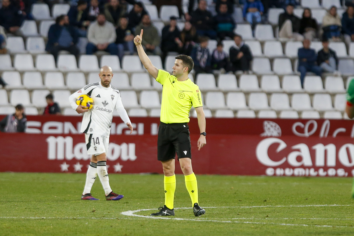 Un momento del partido disputado en el Carlos Belmonte  / JOSÉ MIGUEL ESPARCIA