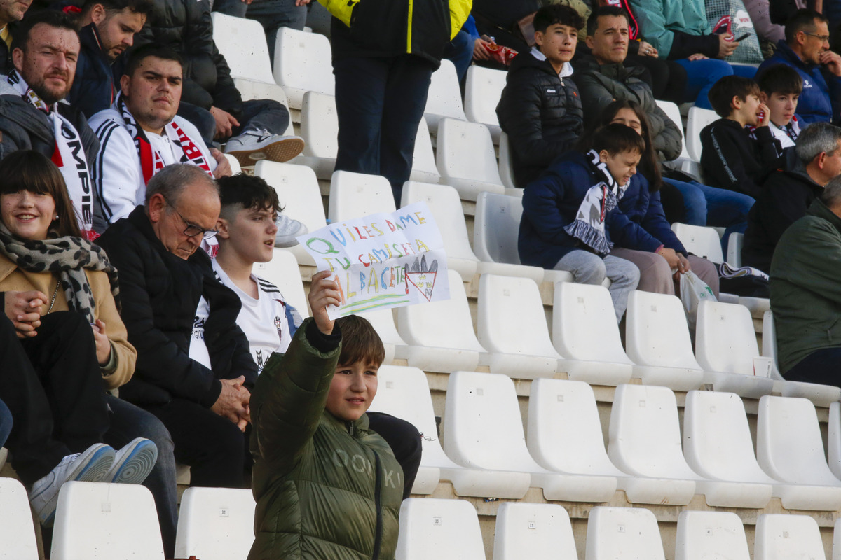 Un momento del partido disputado en el Carlos Belmonte  / JOSÉ MIGUEL ESPARCIA