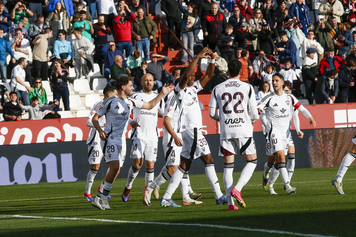 Un momento del partido disputado en el Carlos Belmonte  / JOSÉ MIGUEL ESPARCIA