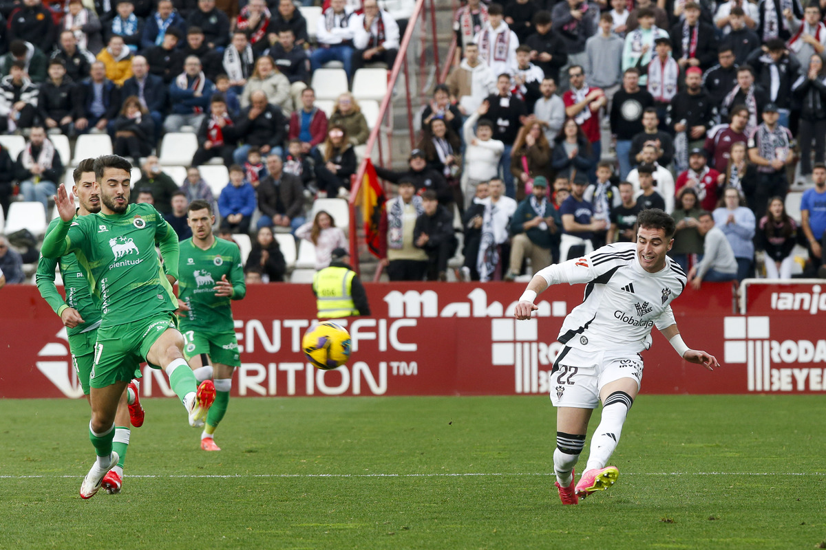 Un momento del partido disputado en el Carlos Belmonte  / JOSÉ MIGUEL ESPARCIA