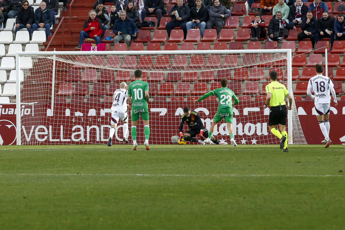 Un momento del partido disputado en el Carlos Belmonte  / JOSÉ MIGUEL ESPARCIA